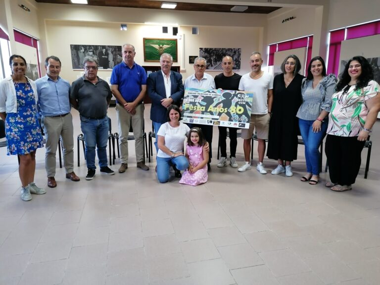 Momento da entrega da verba aos bombeiros