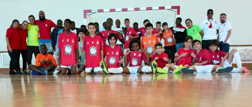 O futebol de rua praticado pela AMCEI uniu-se ao e o futsal praticado pelo Alenquer Real Clube