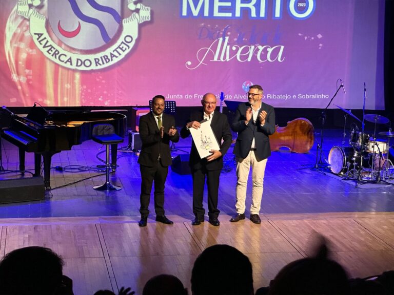 Entrega do galardão de mérito a Alberto Mesquita
