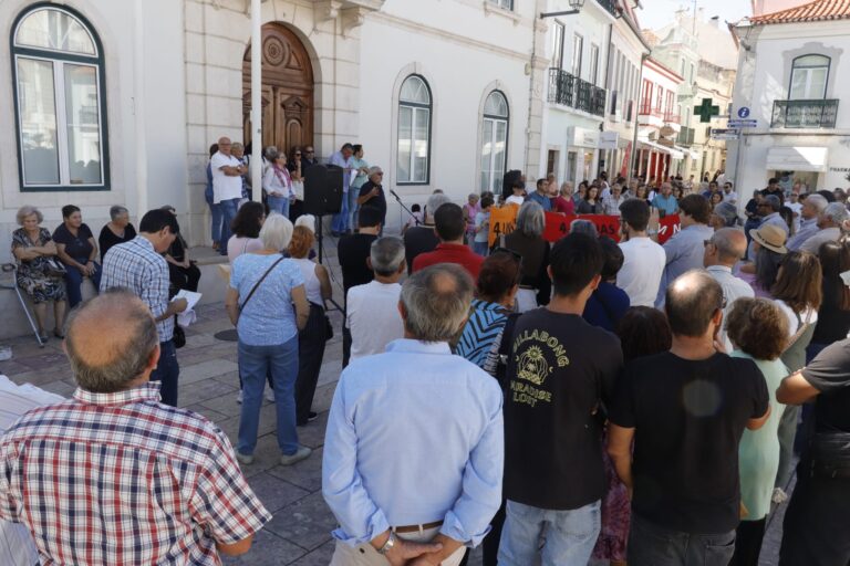 Manifestantes contra a quadruplicação da linha do norte entre Vila Franca e Alhandra