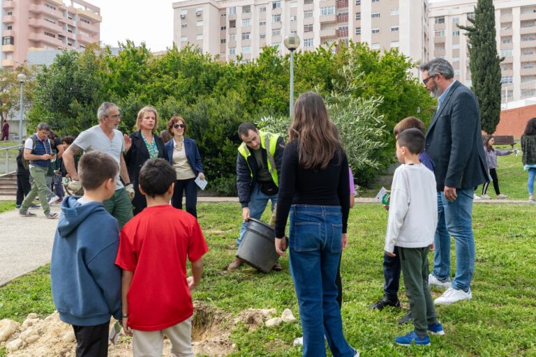 Ação simbólica na plantação de árvores