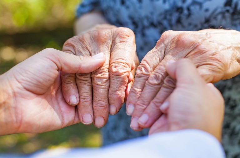 A doença de Parkinson é um distúrbio neurodegenerativo que resulta da perda de neurónios que produzem um importante neurotransmissor, a dopamina, responsável por processos fisiológicos como cognição, memória, emoções e o controlo do movimento