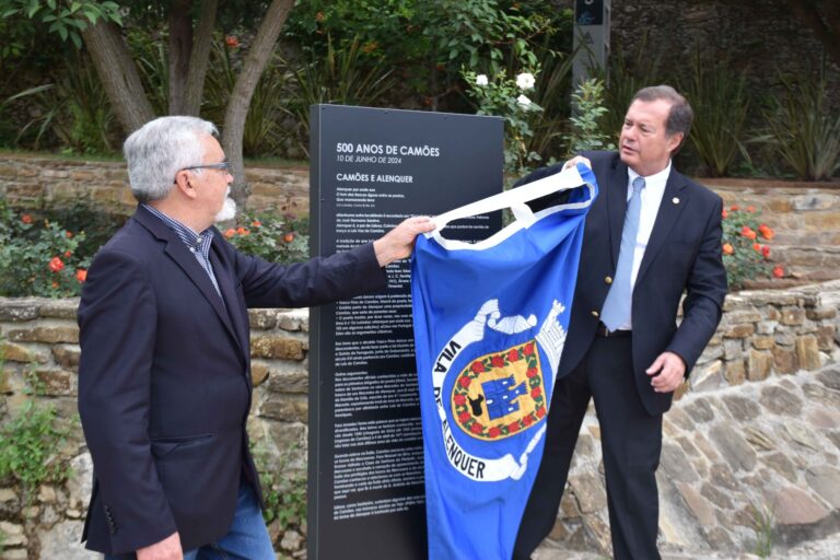 Fernando Silva, presidente da Assembleia Municipal de Alenquer, e Pedro Folgado, presidente da autarquia, descerram o painel