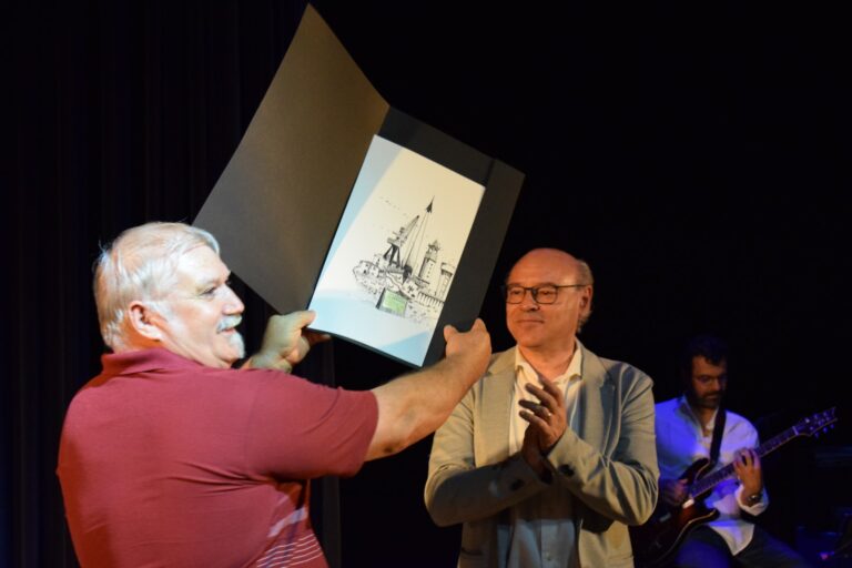 Silvino Ferreira da Pastelaria Cristal recebe o galardão das mãos do tesoureiro da autarquia, José Chumbo