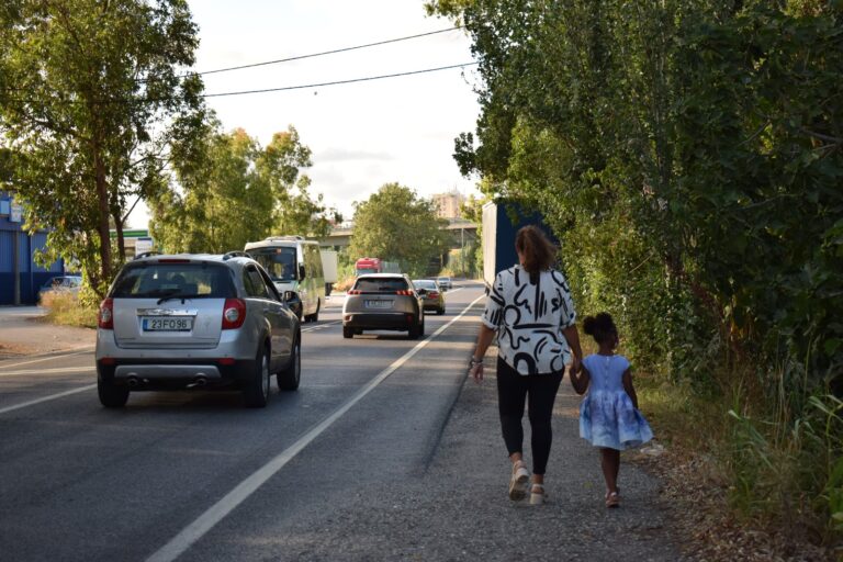 Ao longe uma mulher e a filha arriscavam. Quando chegarem a Entre Muros o perigo será maior