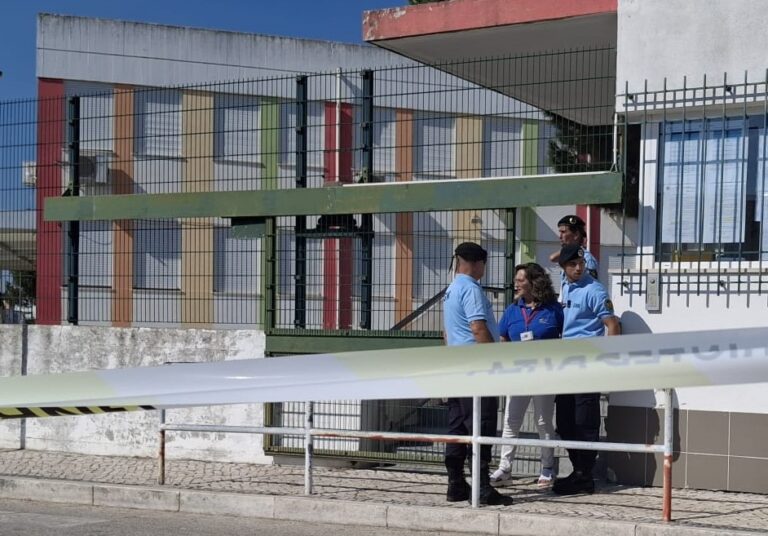 (Arquivo) A GNR à Porta da Escola no dia do "ataque"