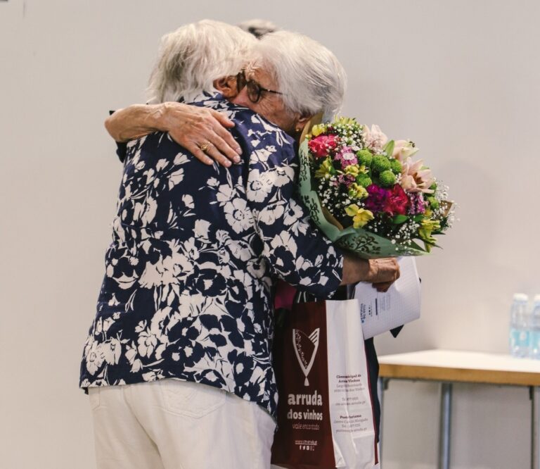 O momento em que professora e auxiliar se abraçam na cerimónia