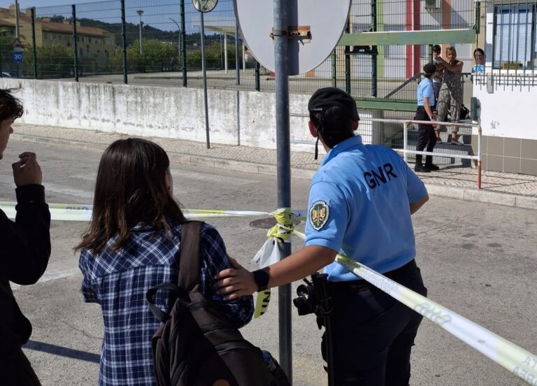 Duas das crianças vítimas do "ataque" em escola de Azambuja já tiveram alta.