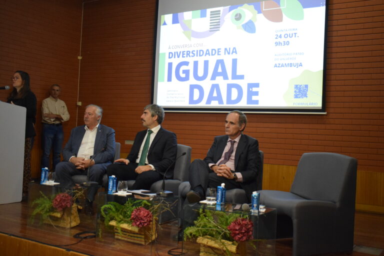 Debate sobre igualdade na imigração com a presença entre outros dos dois presidentes de Câmara do presidente da AIMA