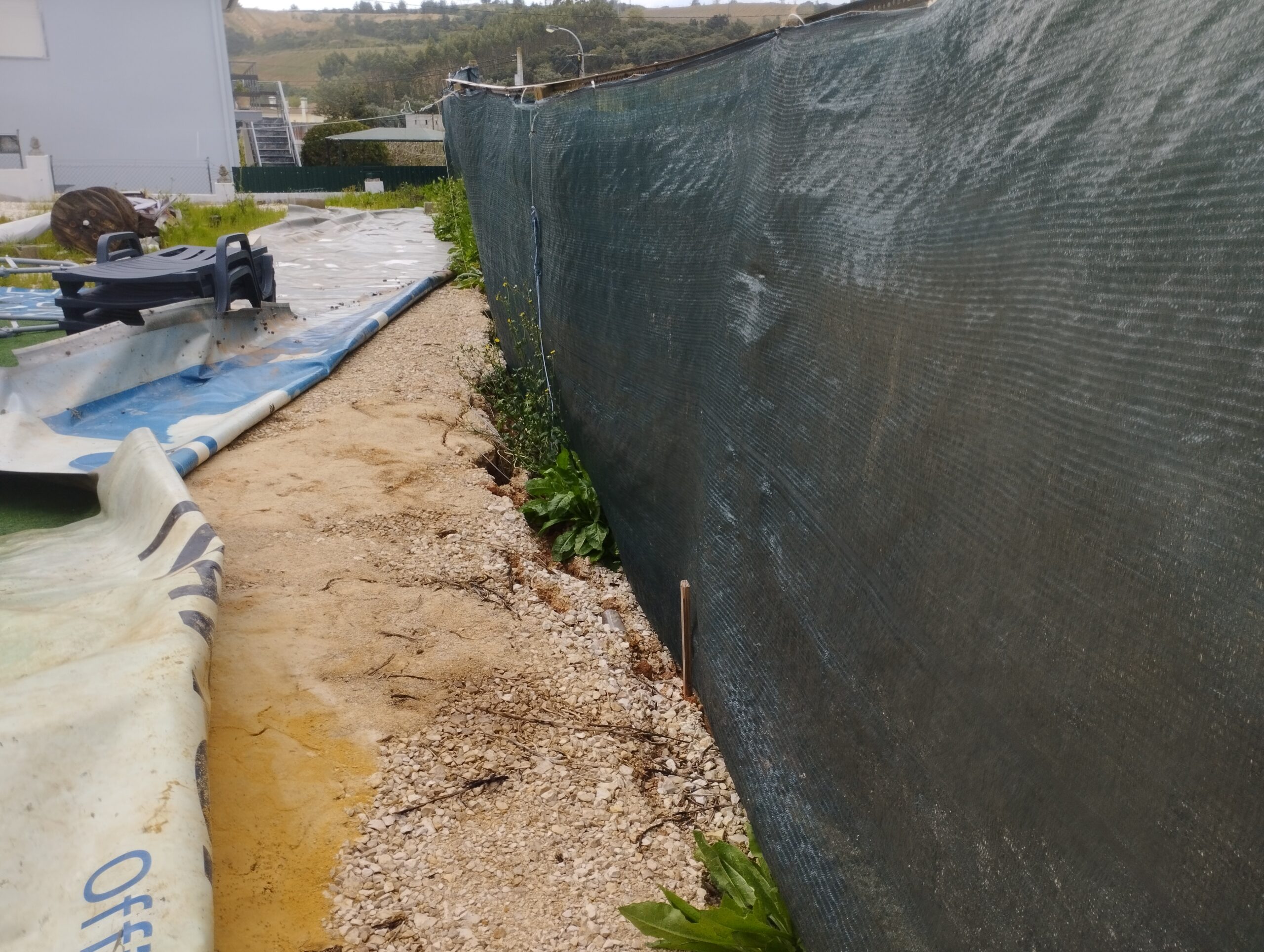 Nesta imagem é visivel o aluimento de terras que fica a escassos metros da zona exterior da sua casa