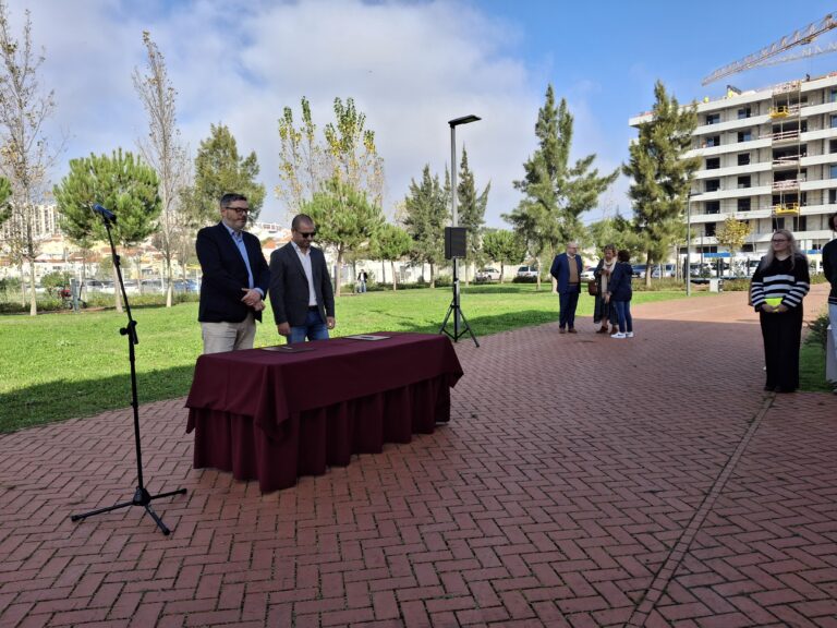 A construção de um parque de estacionamento no local há muito que é reclamada