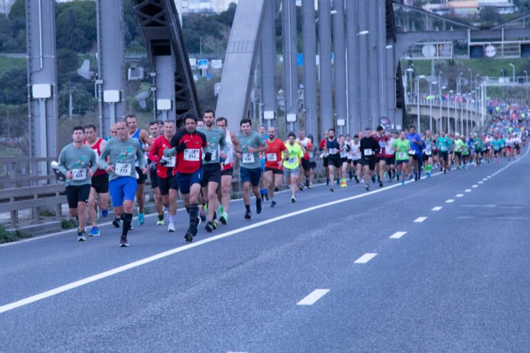 Os atletas, nas altura da passagem pela Ponte Marechal Carmona