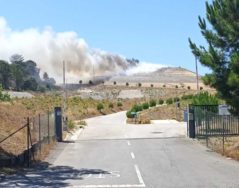 O incêndio deflagrou ao início da tarde e levou à mobilização de 42 operacionais
