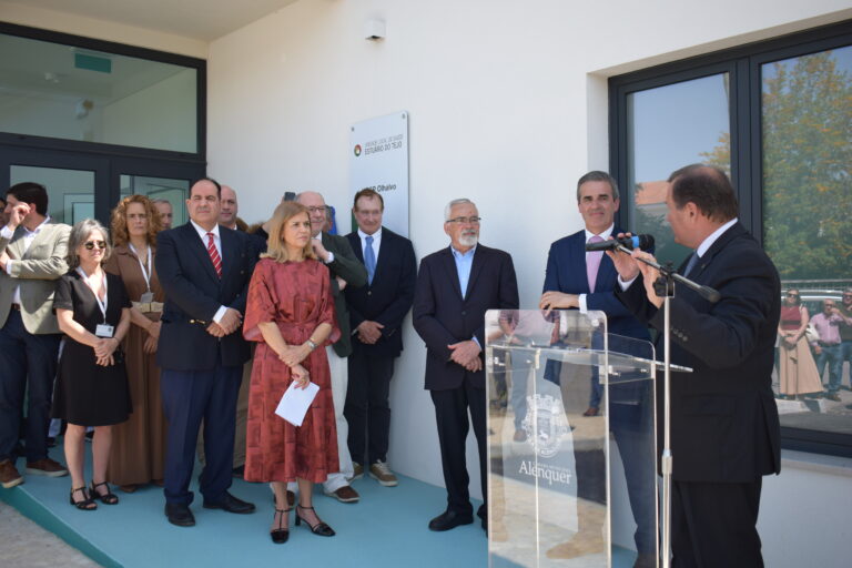 Diversas entidades e população presentes no dia da inauguração