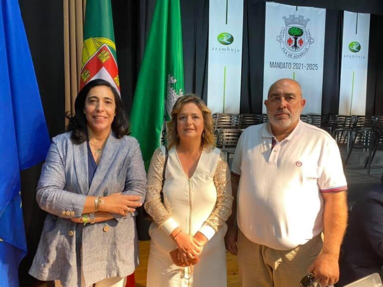 Maria Pinto à esquerda, com Inês Louro, vereadora do Chega e Carlos Fonte, também eleito do partido na AM