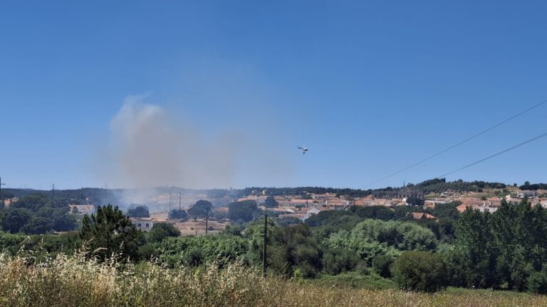 Fogo a ser combatido em Manique sob altas temperaturas. Foto Valor Local