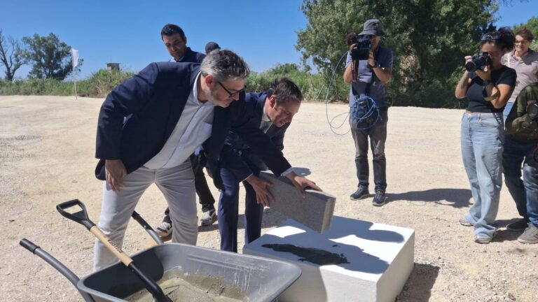 O momento do lançamento da Primeira Pedra