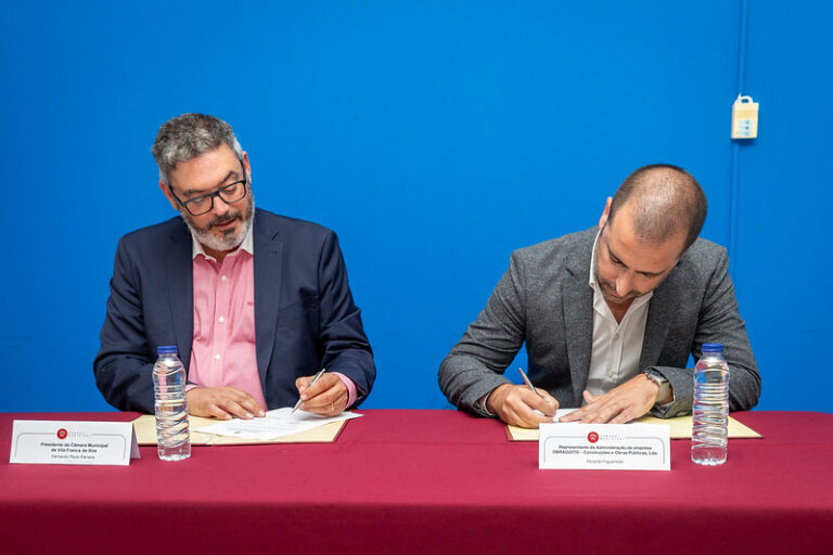 o momento da assinatura do documento entre a Câmara e a empresa