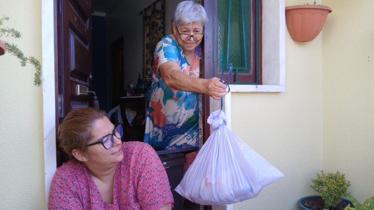 Joana com a mãe orgulhosas de fazerem parte da mudança ambiental na vila