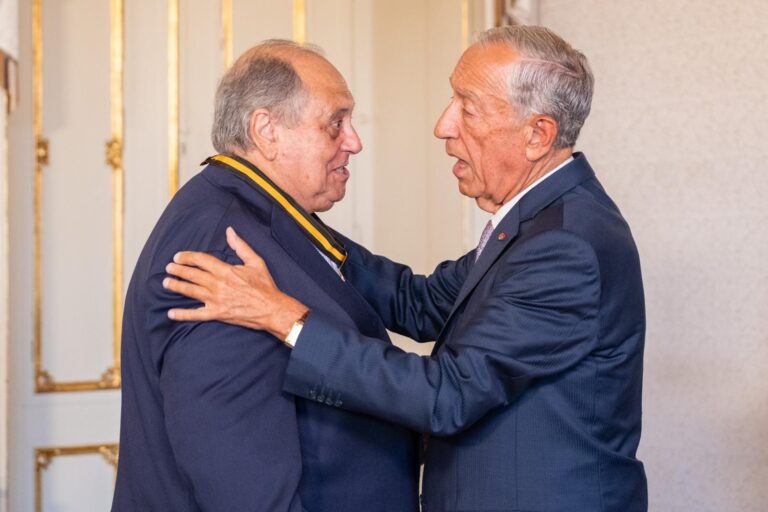 Mário Frota recebe a comenda do presidente da República
