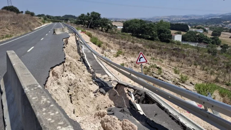 Derrocada da estrada que tinha sido inaugurada seis meses antes