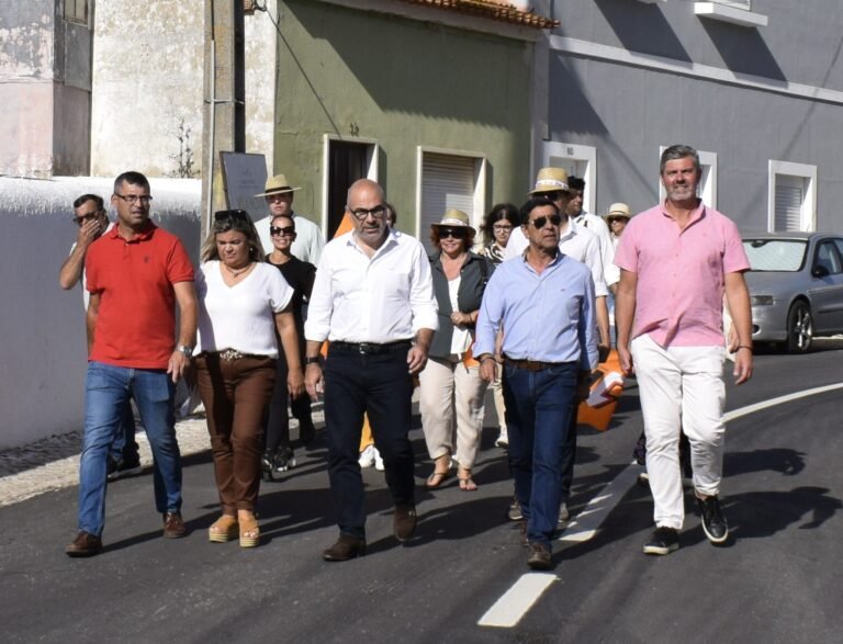 O ministro Pinto Luz, com a Candiadta à Câmara de Azambuja do PSD, numa visita a Vila Nova da Rainha