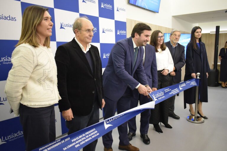 Corte da fita pelo presidente da autarquia, administração Lusíadas, e Grupo Névoa