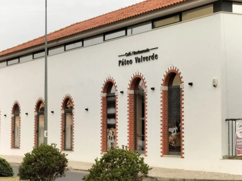 Fachada renovada do Restaurante Páteo do Valverde, em Azambuja, com arcadas em tijolo e portas envidraçadas, ainda encerrado apesar da concessão iniciada em 2022.
