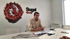 Entrevista na Sugal com um dos seus diretores na sala de reuniões