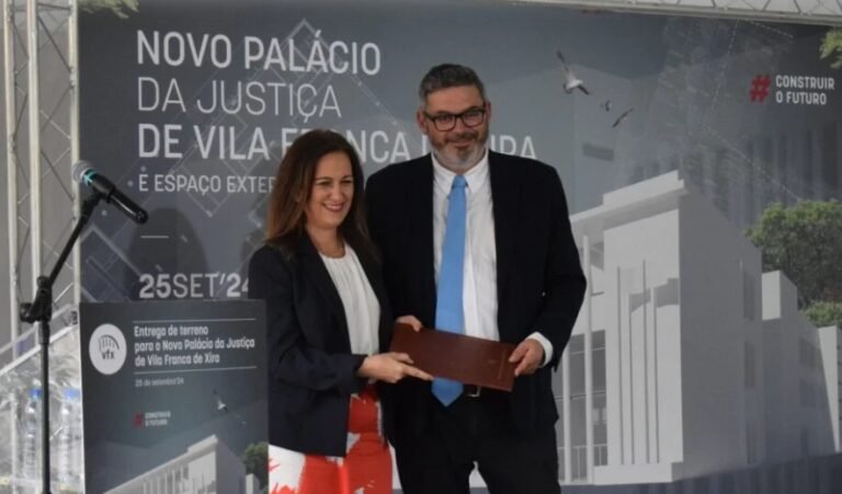 Altura em que o Município de Vila franca faz a entrega do terreno à Ministra