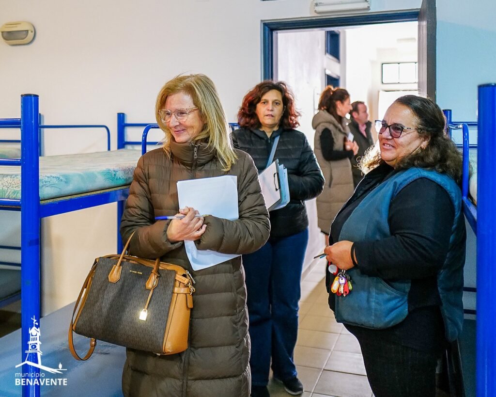Técnicas da Unidade de Saúde Pública e serviços municipais visitam uma camarata com beliches no concelho de Benavente para avaliar condições de instalação de Locais de Abrigo Temporário.