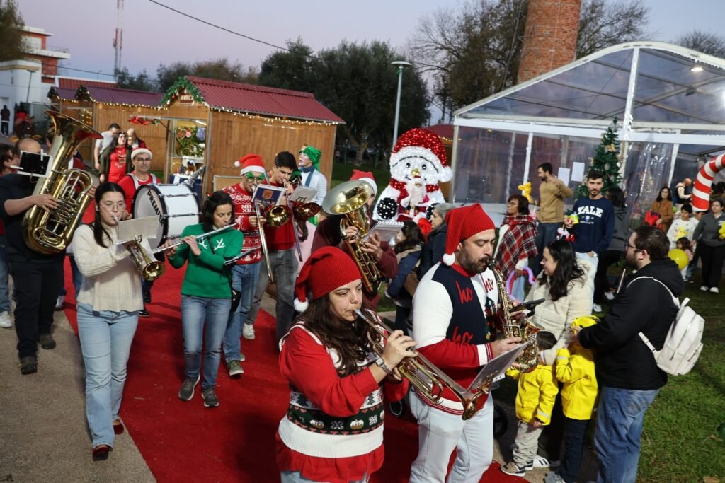 Arruada musical com músicos vestidos de Natal anima famílias durante iniciativa natalícia em Azambuja