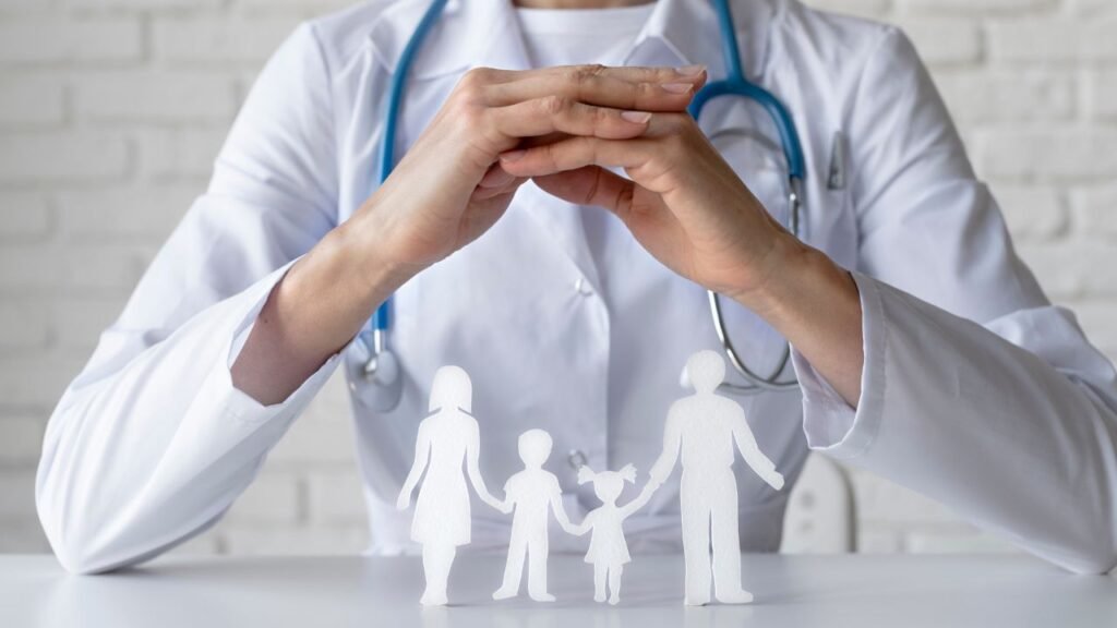 Médico com estetoscópio observa recorte de papel representando uma família, simbolizando cuidados de saúde