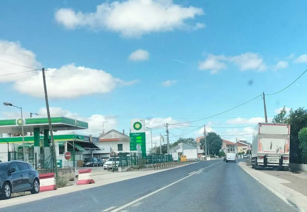 Trânsito intenso de veículos ligeiros e pesados num troço urbano do Carregado, junto a zonas residenciais e comerciais atravessadas pela EN1 e EN3.