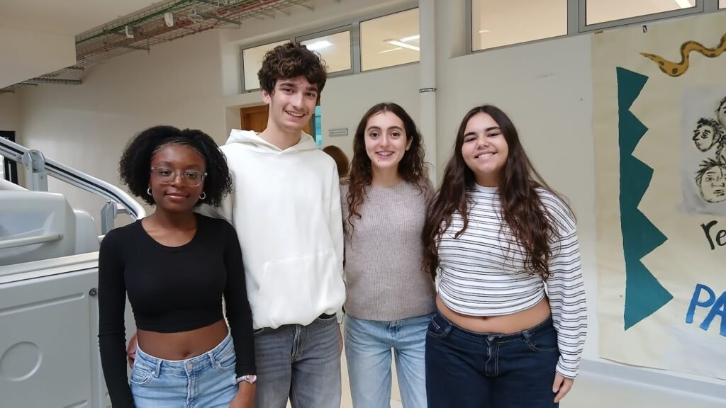 Grupo de alunos da Escola Secundária Gago Coutinho, em Alverca, envolvidos no projeto “O Mundo é Aqui”, que promove a integração e a diversidade cultural.