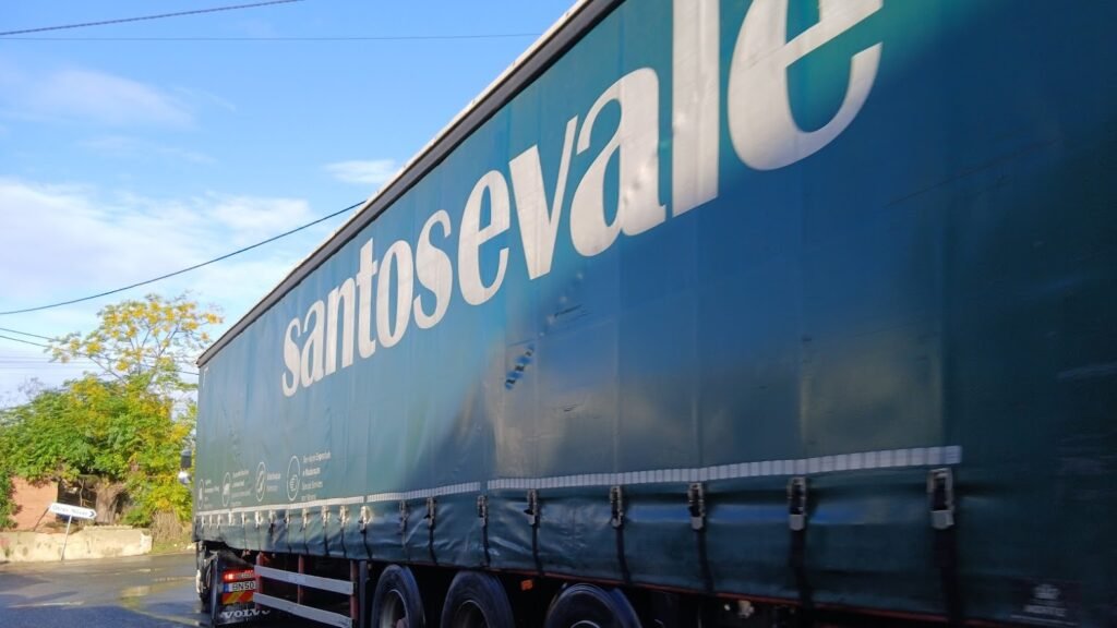 Camião da Santos e Vale a circular junto às habitações na Passinha, em Alenquer