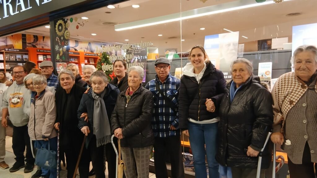 Grupo de idosos da Associação Nossa Senhora do Paraíso posa em conjunto durante visita à livraria Bertrand no Centro Comercial Vasco da Gama