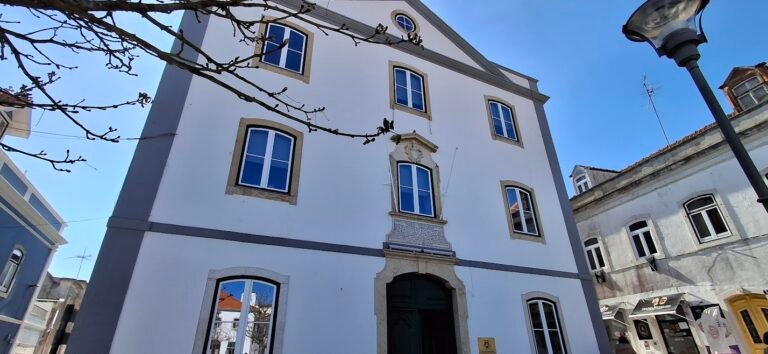 Edificio da Câmara Municipal do Sobral de Monte Agraço © Direitos Reservados