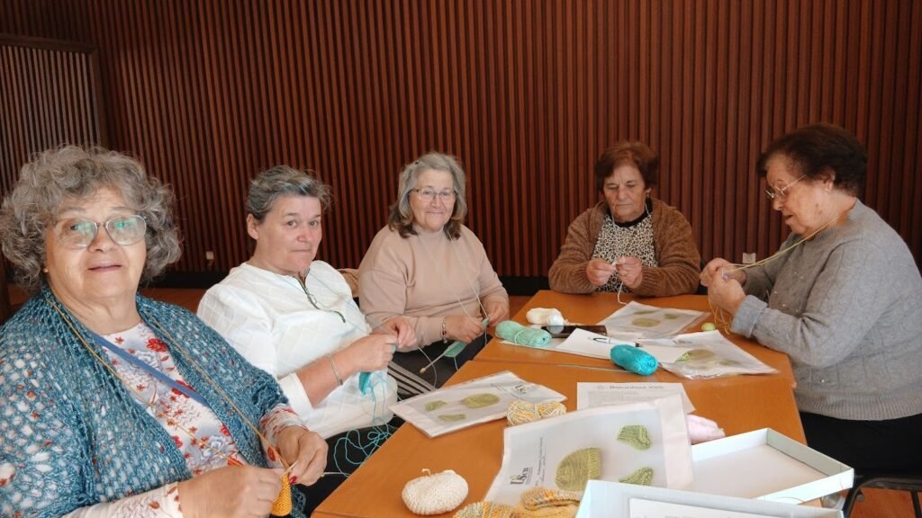 Alunas da Universidade Sénior de Benavente, no polo de Samora Correia, confecionam gorrinhos e botinhas em tricô para bebés prematuros internados em cuidados intensivos neonatais.