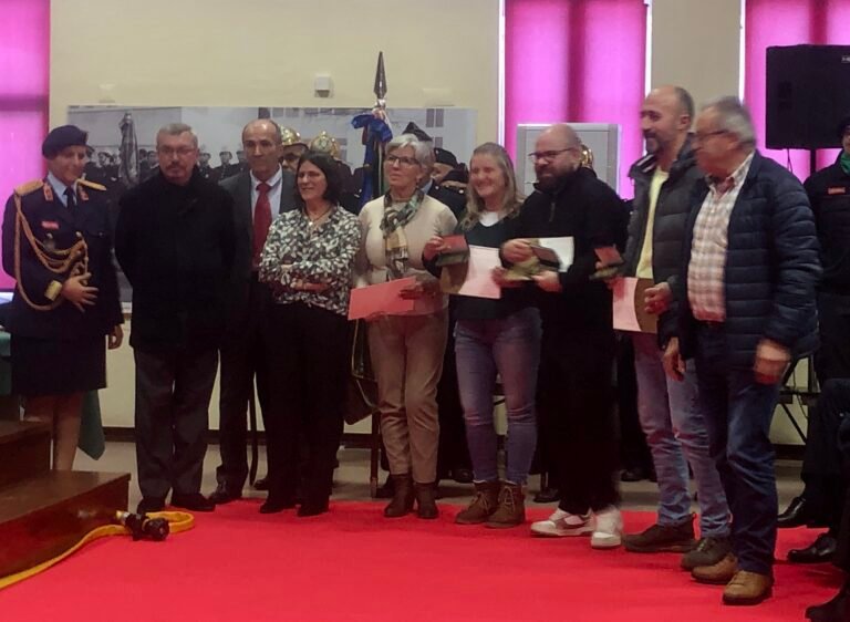 O momendo da homenagem à sociedade civil que ajuda a instituição