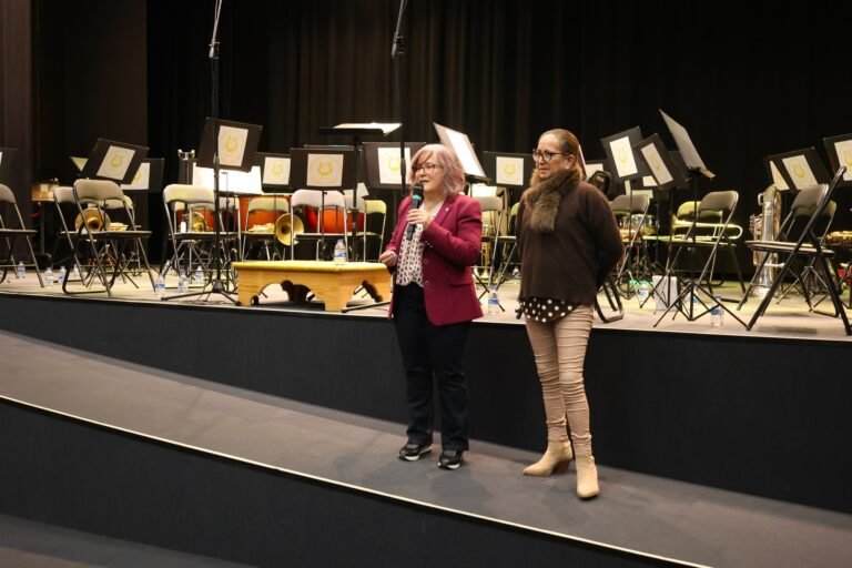 A Presidente da Câmara Municipal de Salvaterra de Magos, Helena Neves e a representante da Associação dos Comerciantes dos Concelhos de Coruche e de Salvaterra de Magos, Lucília Neves.