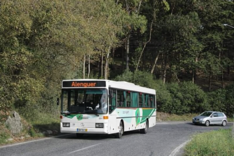 Autocarro da operadora Boa Viagem a circular numa estrada do concelho de Alenquer