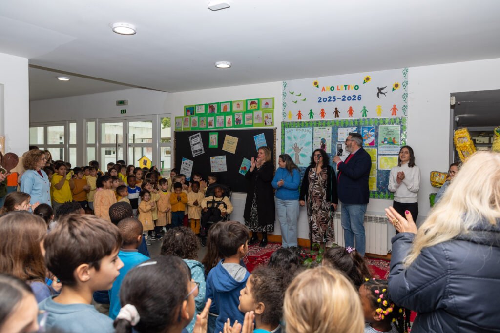 Presidente da Câmara de Vila Franca de Xira participa no lançamento de projetos de educação ambiental numa escola do concelho, perante alunos e professores.