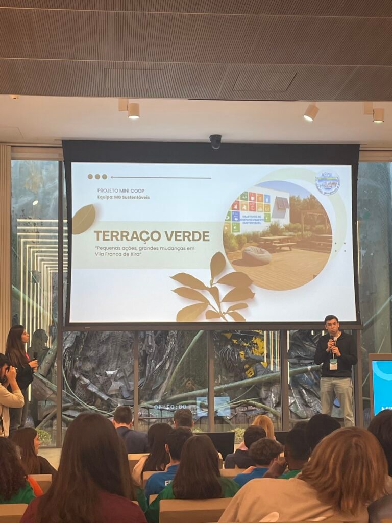 Alunos da equipa MG Sustentáveis apresentam o projeto “Terraço Verde” durante a final nacional da Mini COP, numa sessão pública dedicada à sustentabilidade e ação climática