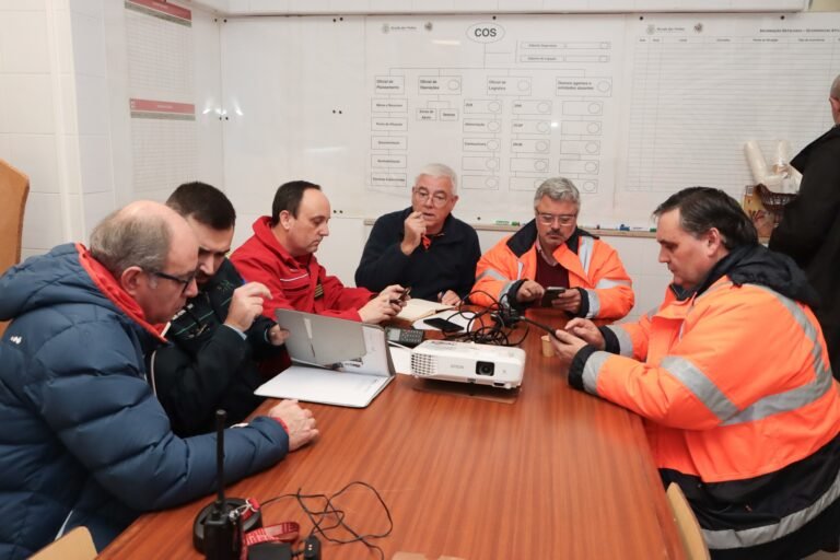 Reunião do Centro de Coordenação Operacional Municipal, com representantes da Câmara Municipal de Arruda dos Vinhos e da Proteção Civil, para acompanhamento da situação provocada pelas cheias no concelho.