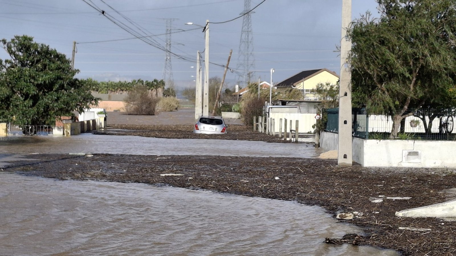 Cheias mantêm Vila Nova da Rainha sob forte pressão e EN3 continua cortada