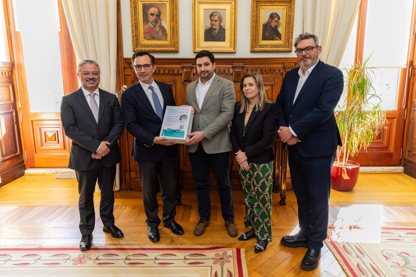 Autarcas entregam petição com quase 12 mil assinaturas pela urgência obstétrica