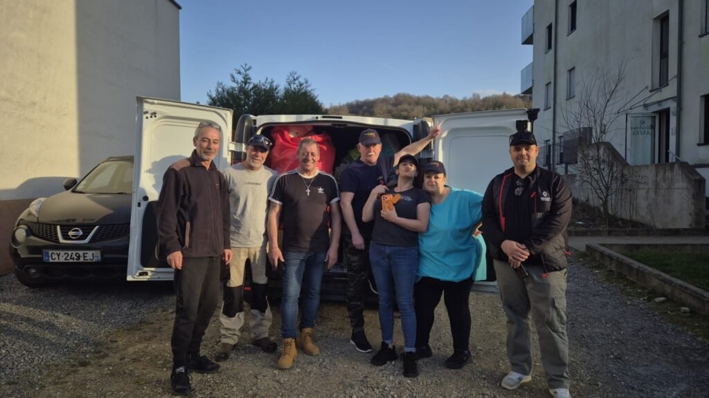 Grupo de operacionais da Associação Humanitária Resgate Emergência de Portugal junto a carrinha com bens de apoio, preparados para ações de emergência