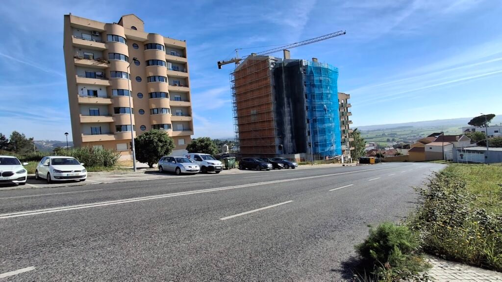 Encosta com urbanização incompleta e lotes vazios na zona do Brandão em Alenquer