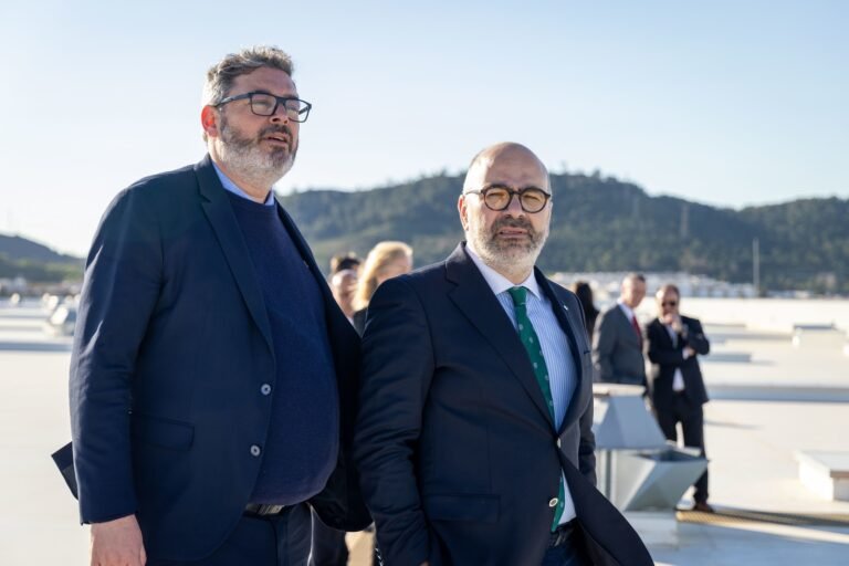 Presidente da Câmara de Vila Franca de Xira e ministro das Infraestruturas durante visita à plataforma empresarial da Castanheira